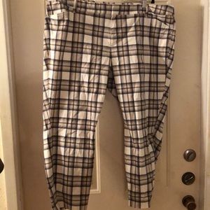 Old Navy plaid print pixie pants in size 22.